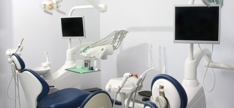 Cabinet dentaire moderne doté de tous les équipements de pointe
